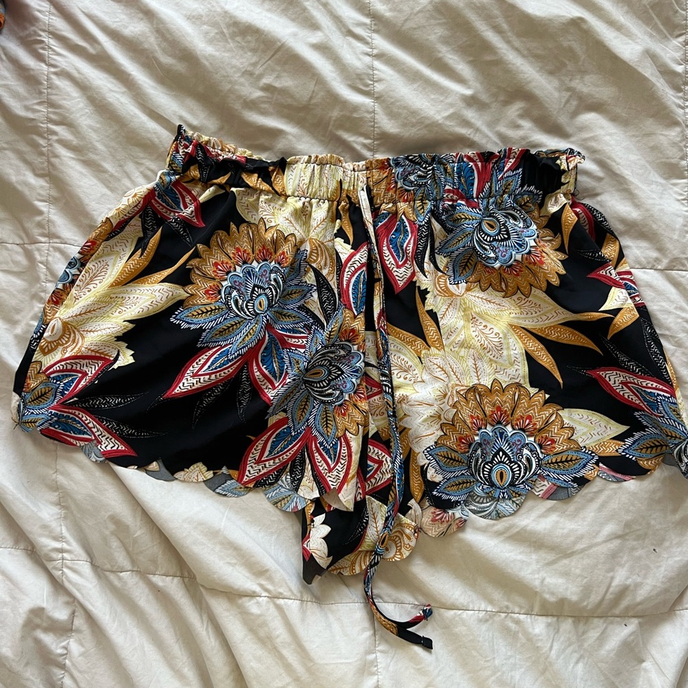 Beautiful printed shorts! Light weight! Perfect for summer! Size M !
